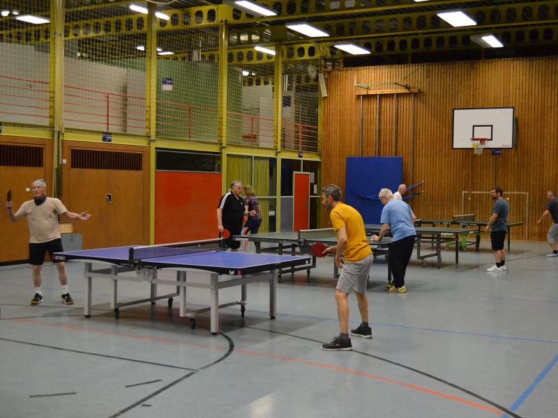 Tischttennisspieler in der Salierhalle
beim Tischtennisspielen