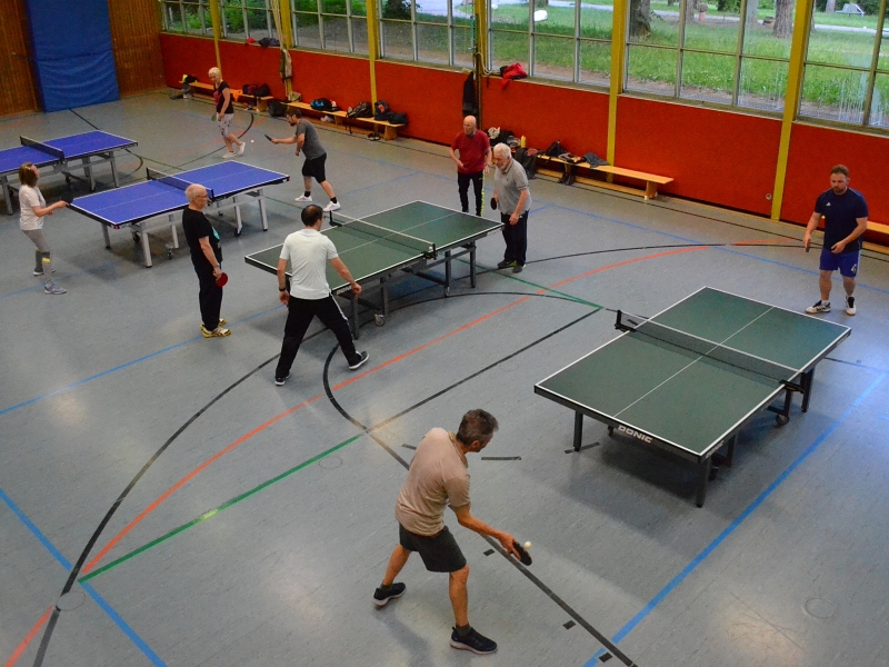 Tischttennisspieler in der Salierhalle beim Tischtennisspielen