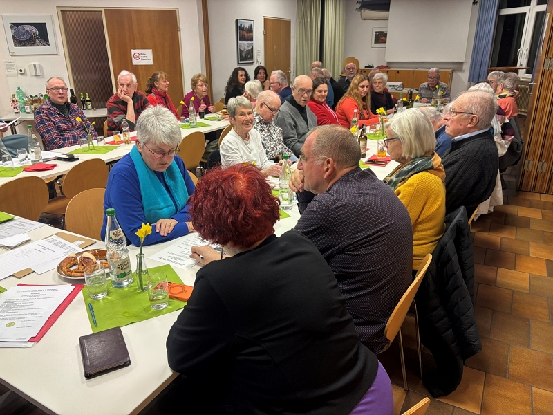 Blick in den Saal mit den Teilnehmern der Mitgliederversammlung