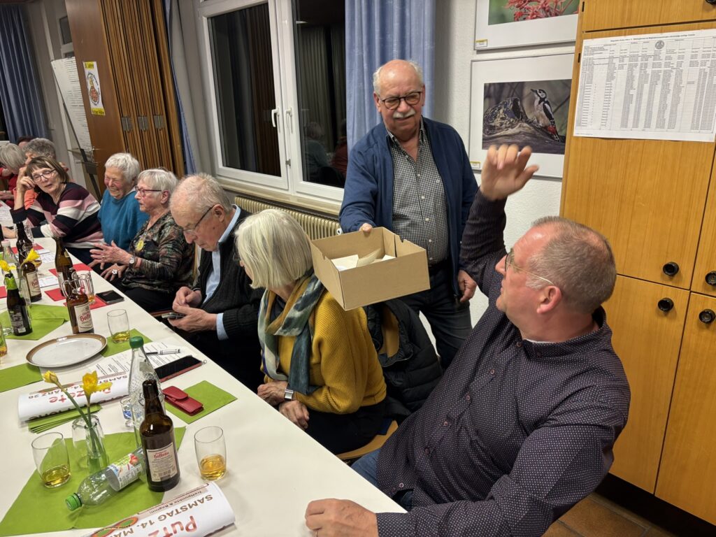 Einsammeln der Stimmzettel für die Neuwahl des Vorstandes auf der Mitgliederversammlung